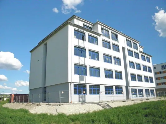 Bild: IB Berufliche Schulen Böblingen begrüßen Schülerinnen und Schüler im neuen Schulhaus auf dem Flugfeld