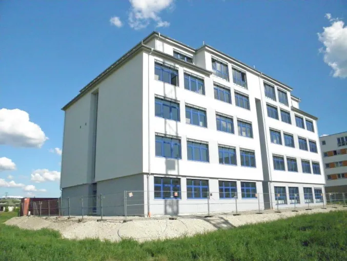 Bild: IB Berufliche Schulen Böblingen begrüßen Schülerinnen und Schüler im neuen Schulhaus auf dem Flugfeld