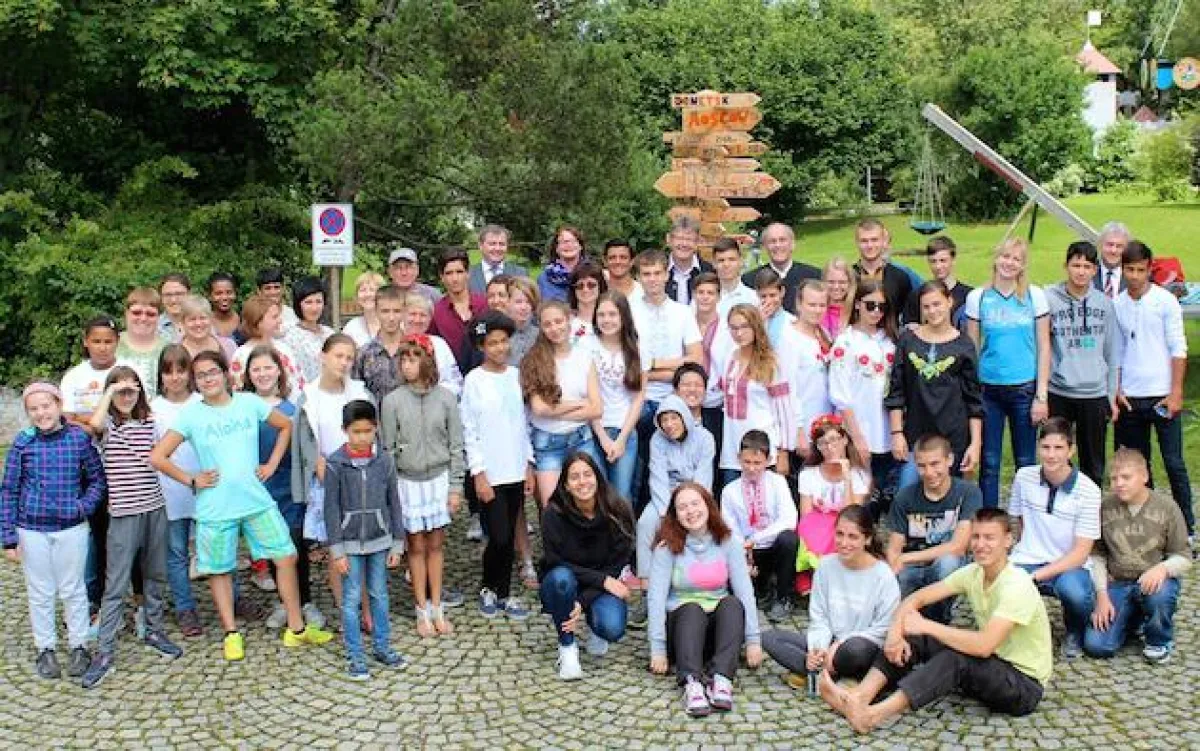 Erinnerungsfoto mit den Kindern aus der Ukraine und deren Betreuerinnen von Caritas Ukraine,