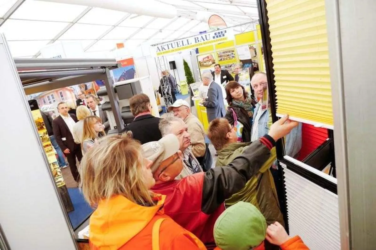 Zahlreiche interessierte Besucher auf der Messe Neue PotsdamBau 2014