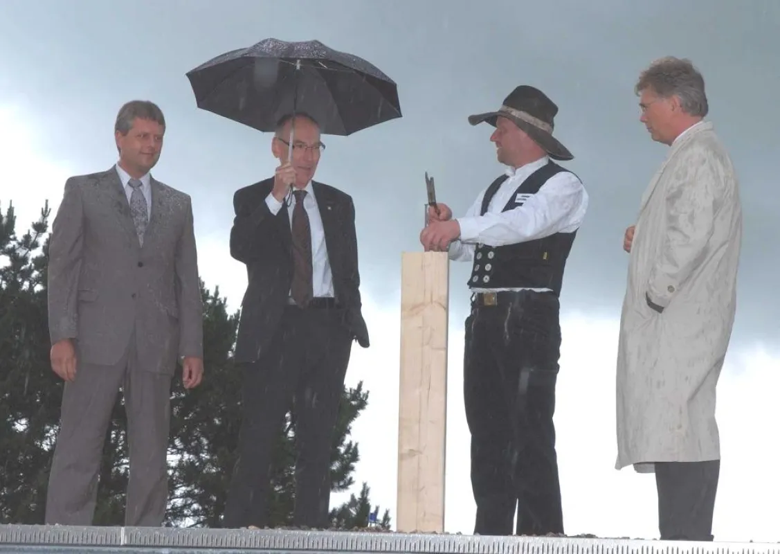 Der letzte Nagel wurde im strömenden Regen eingeschlagen.