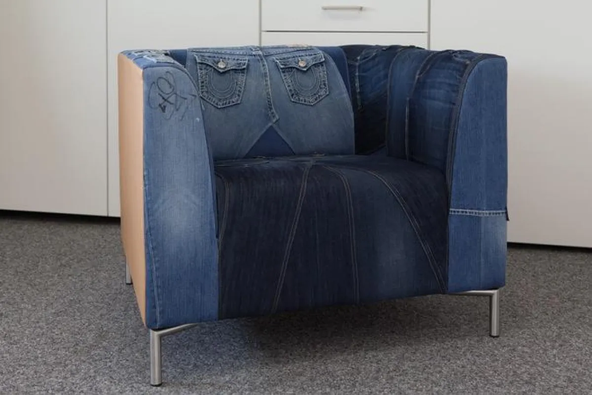 Der Jeanssessel - ein Unikat mit Original-Jeans von Steffi Graf.