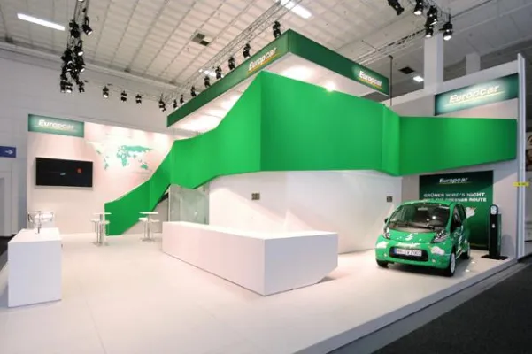 Bild: Grüner wird’s nicht – Raumschiff inszenierte den Messeauftritt von Europcar auf der ITB Berlin.