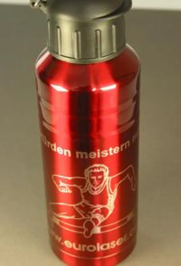 Lasertechnik: Gravur auf Trinkflasche