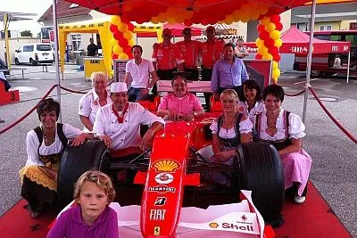 Ferrari-Bolide war Stargast im Shell-Autohof Kappel-Grafenhausen Bild: Ferrari-Bolide war Stargast im Shell-Autohof Kappel-Grafenhausen