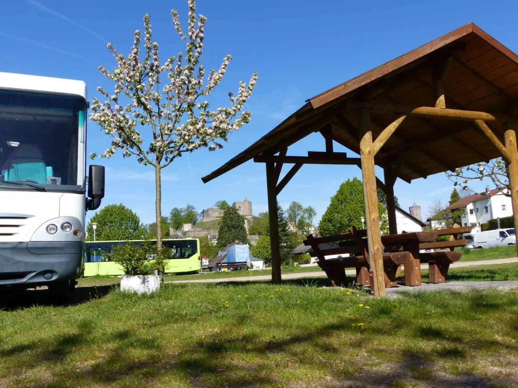 Vom Wohnmobilstellplatz schaut man direkt auf die Burg Lindenfels