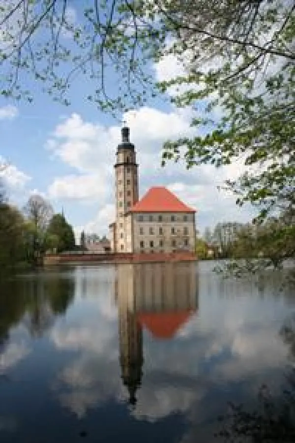 Wasserschloss Reinharz im Naturpark Dübener Heide.