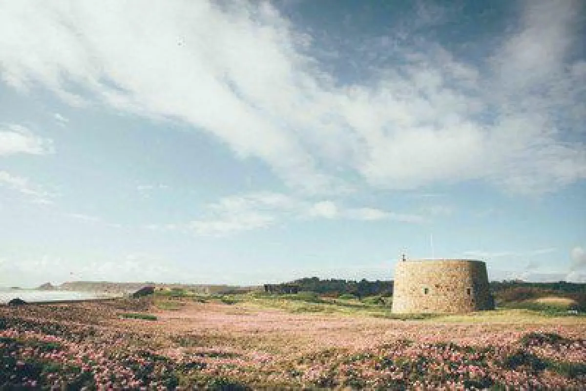 Kempt Tower in der St. Ouen's Bay
