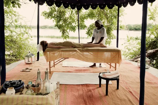 Bild: Die Luxuslodge The Retreat in der tansanischen Wildnis mit neuem Outdoor-Spa