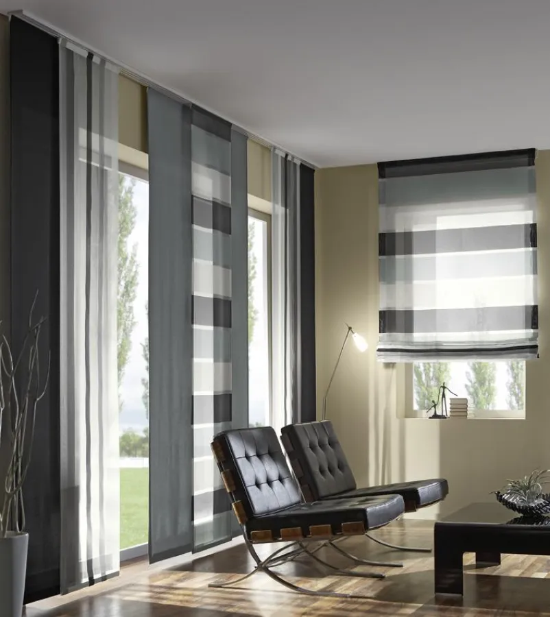 Black & White - aktuelle Flächenvorhangdekoration in Kombination mit einem Faltrollo.