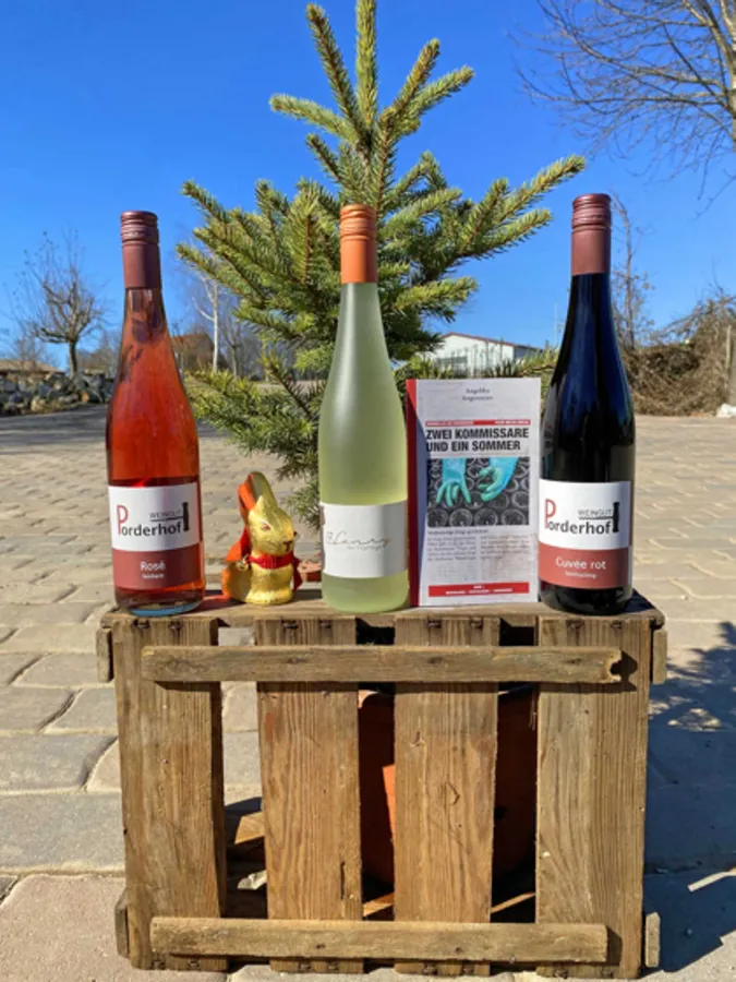 Winzer und Krimiautorin schnüren ihr Osterpaket (© Archiv Weingut Porderhof 2021)