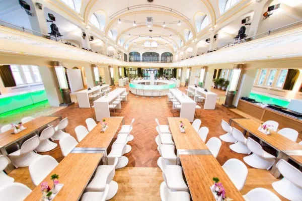 Modernes Meeting im Portland Forum Bild: Modernes Meeting im Portland Forum