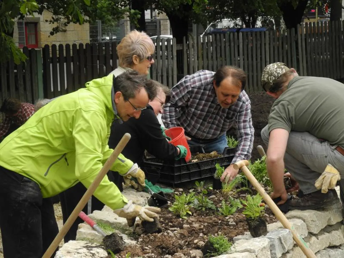 Bewohner arbeiten am Hochbeet (Wissenschaftsladen Bonn)