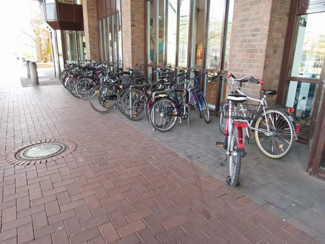 Ausbaufähige Abstellmöglichkeiten: Fahrräder am Rathaus in Langenhagen.