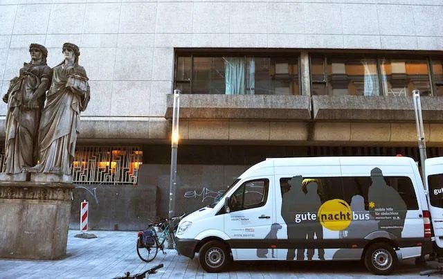 Bild: Der Gutenachtbus verkauft am Samstag tolle Sachen auf dem Trödel- und Antikmarkt