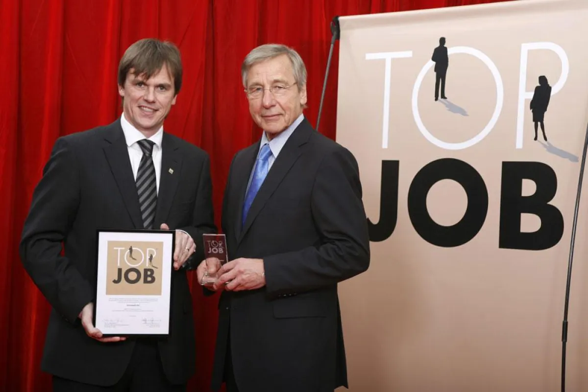 Immowelt-Vorstand Ulrich Gros (links) mit Wolfgang Clement, Mentor der Mittelstandsinitiative Top Job, bei der Preisverleihung in Duisburg. Foto: Compamedia