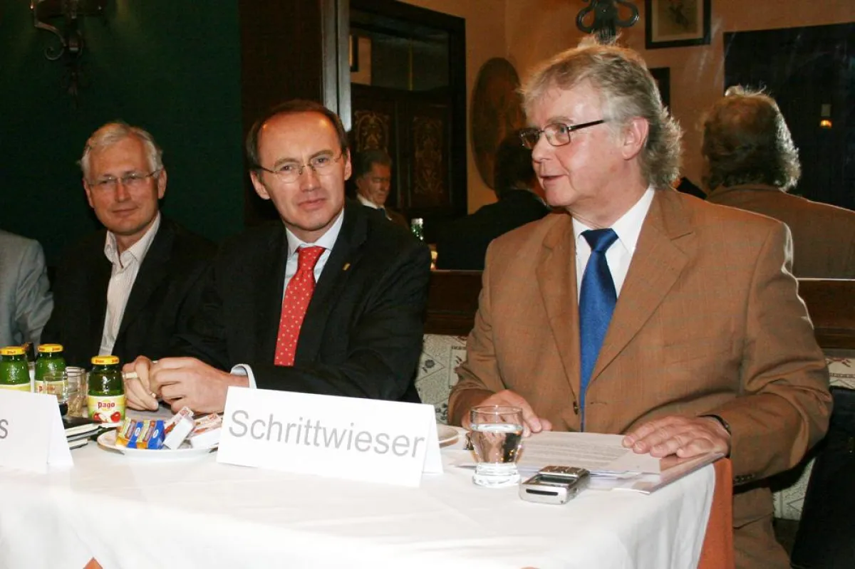 vlnr: Univ. Prof. Dr. Bernhard Schwarz, Präs. Mag. Othmar Karas  und Karl H. Schrittwieser  Foto: Atelier Zink