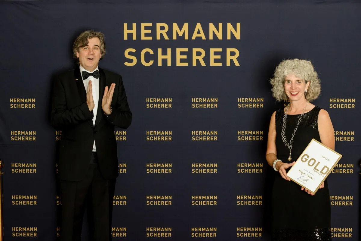 Hermann Scherer gratuliert Margit Urban Bild: Dominik Pfau