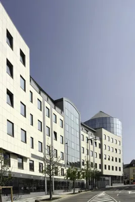 Bild: Blendschutz im „Le Dôme“ stammt von Multifilm