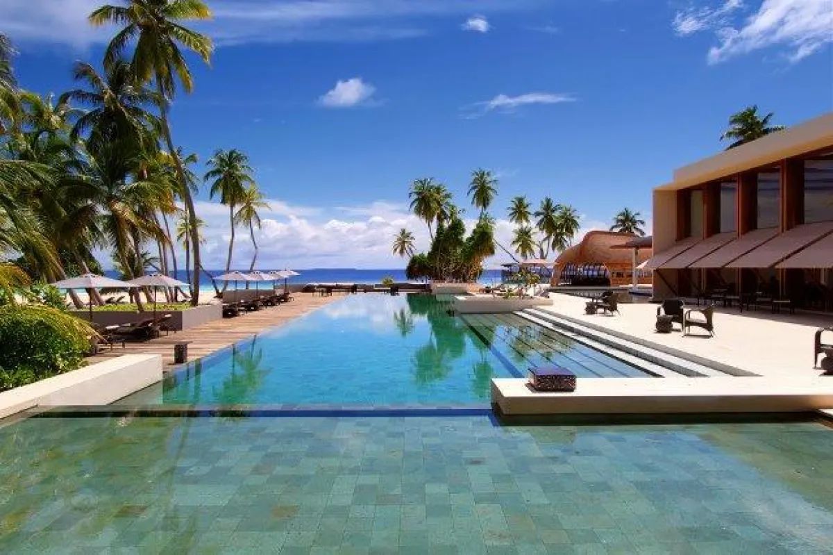 Außenpool des Park Hyatt Maldives Hadahaa