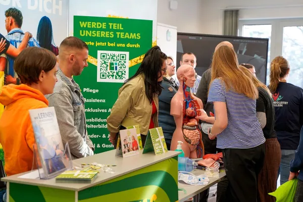 Bild: Erstes Ausbildungs- und Berufefestival der Wirtschaftsakademie Nord begeistert rund 400 Jugendliche