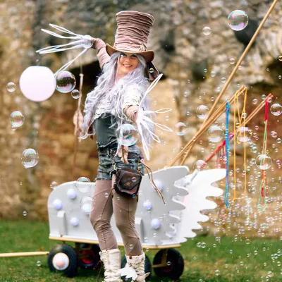 Bild: Seifenblasen Walkact von Project PQ: Interaktive Performance für Events