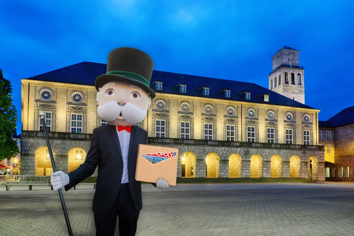 Mr. Monopoly vor dem Mülheimer Rathaus (© Polar 1 GmbH)