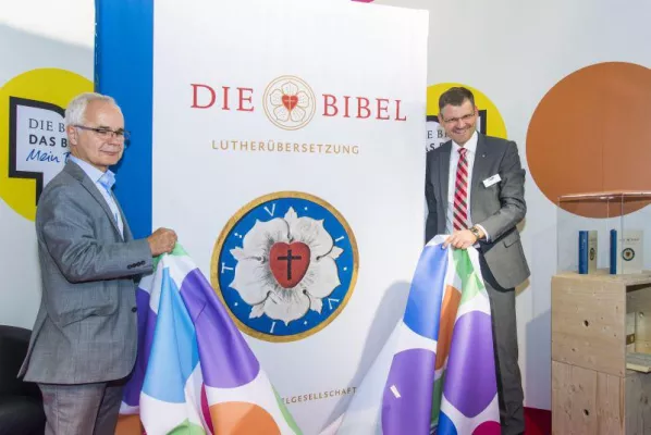 Lutherbibel 2017: Verkaufsstart und doppelte Premiere auf der Frankfurter Buchmesse Bild: Lutherbibel 2017: Verkaufsstart und doppelte Premiere auf der Frankfurter Buchmesse