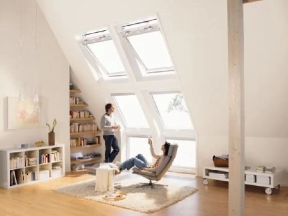 100 Tage Komfort testen: Mit der Funkfernbedienung des Elektrofensters Integra lassen sich Abläufe bequem per Knopfdruck steuern und programmieren. Foto: VELUX Deutschland GmbH