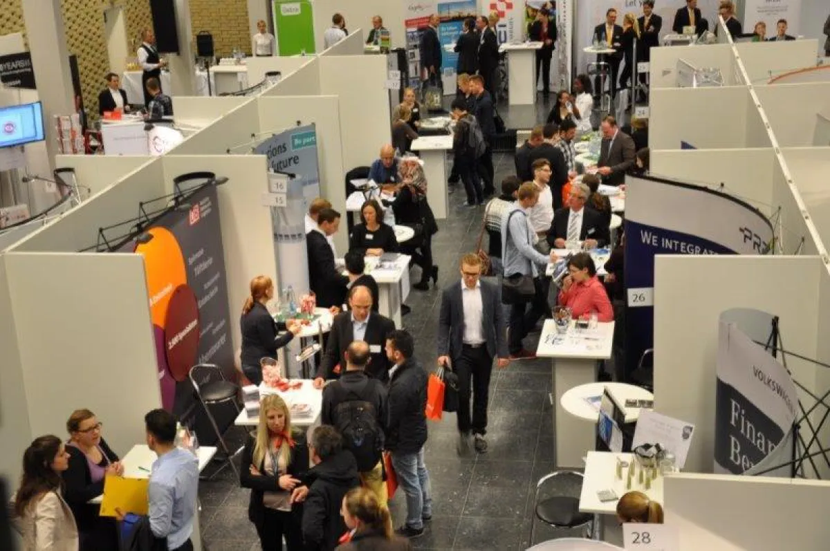 Über 700 Besucherinnen und Besucher nutzten die meet@hochschule-hannover zum Netzwerken und Kontakte