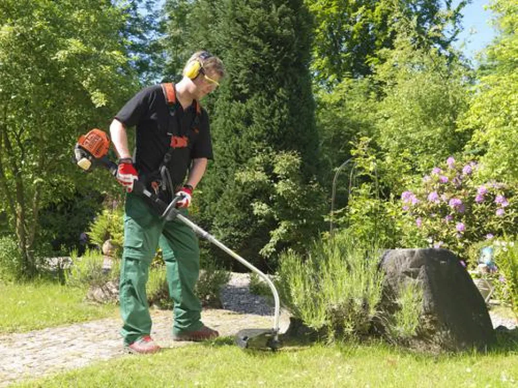 Viertakt-Geräte wie das Dolmar Kombisystem CS-246.4 C arbeiten umweltschonend und geräuscharm.