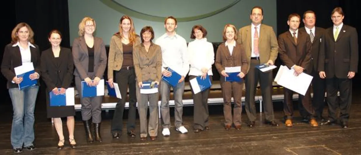 Die Prüfungszeugnisse wurden an die erfolgreichen Teilnehmer der IHK-Weiterbildung überreicht. Unser Foto zeigt die Prüfungsbesten.