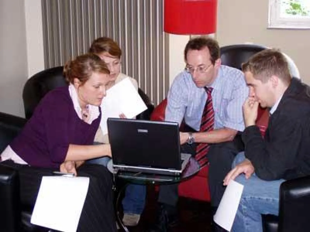 Prof. Dr. Paffrath (2.v.r.) ist Dozent für Wirtschaftsinformatik an der EUFH.