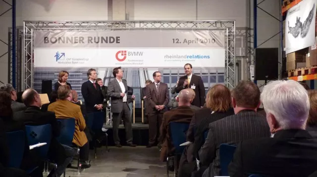 Bild: 1. Rheinische Meisterschaft im Bleigießen: Deutsche Reihenhaus reicht Siegprämie an Bonner Verein e.V. weiter