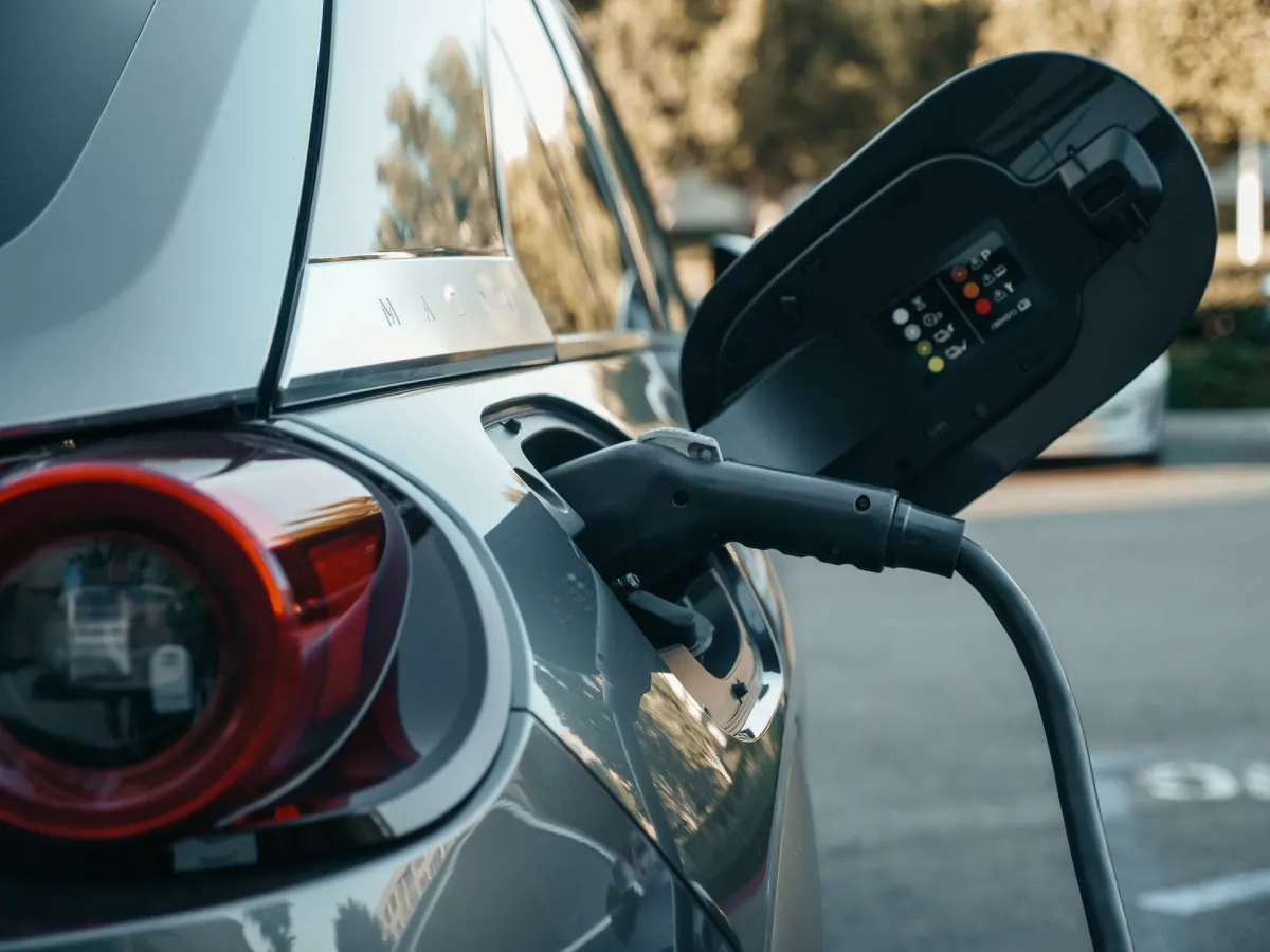 Elektroauto beim Ladevorgang (© ✓ Kostenlose Nutzung ✓ Keine Namensnennung erforderlich https://www.pexels.com/de-de/foto/verkehr-in)