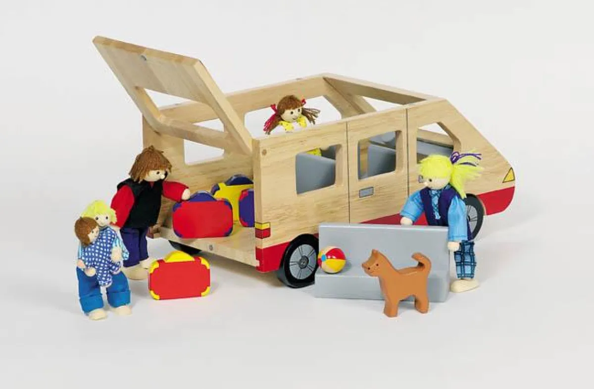 Familienurlaub mit dem Van. Da kann man die tollen Ferien noch einmal nachspielen. Van aus massivem Holz. Die Biegepuppen machen das Spielzeug komplett. Von goki.