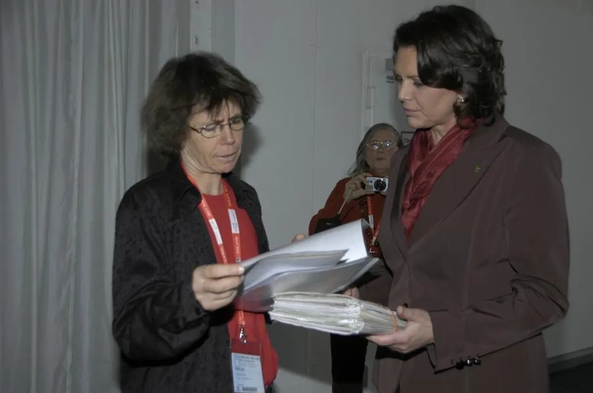 Übergabe der Unterschriften durch Karin Ulich. Foto: Eckard Wendt