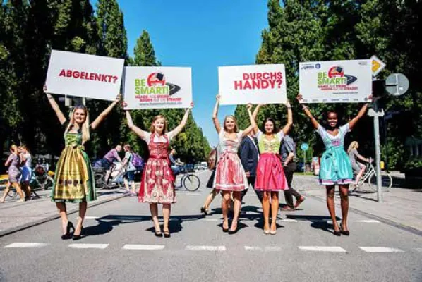 Bild: Kurz vor der Wiesn: Mit Dirndl und Charme gegen das Handy am Steuer