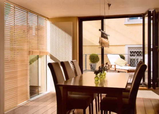 Bild: Sicht- und Sonnenschutz aus Holz - Die warmen Farben der Sonne