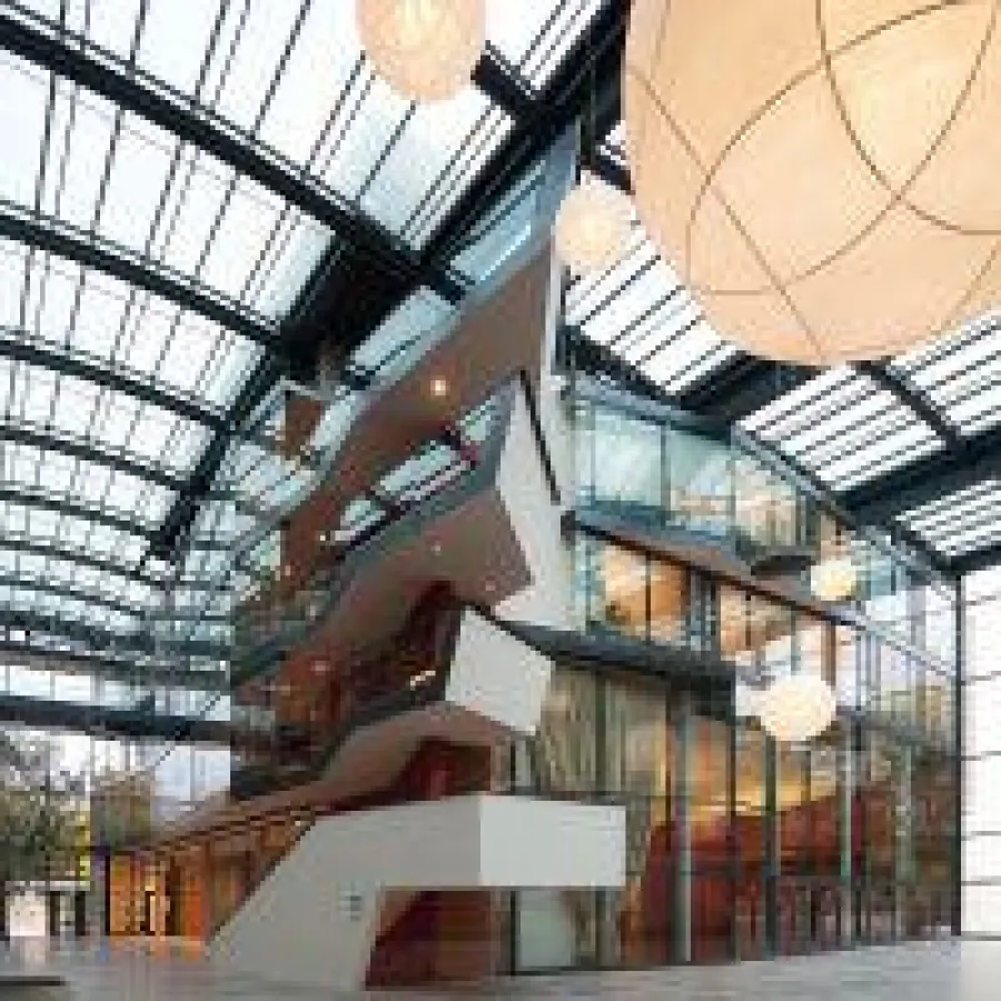 Die Glas-Sonderkonstruktion der JET-Gruppe über Foyer und Atrium des Botschaftsgebäudes in Berlin schafft einen hellen Innenraum.
