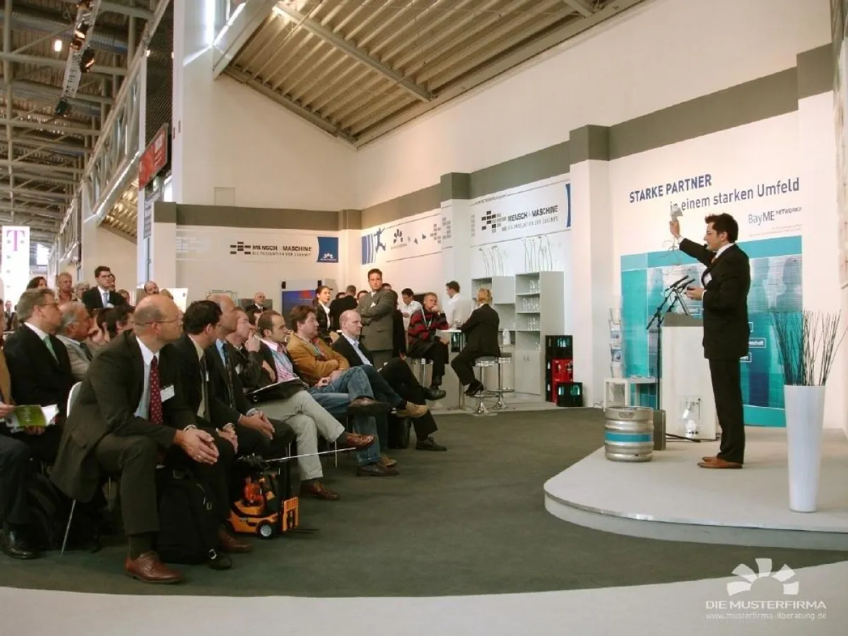 Junge Firmen stellen sich in der MUSTERFIRMA dem Urteil des Publikums.