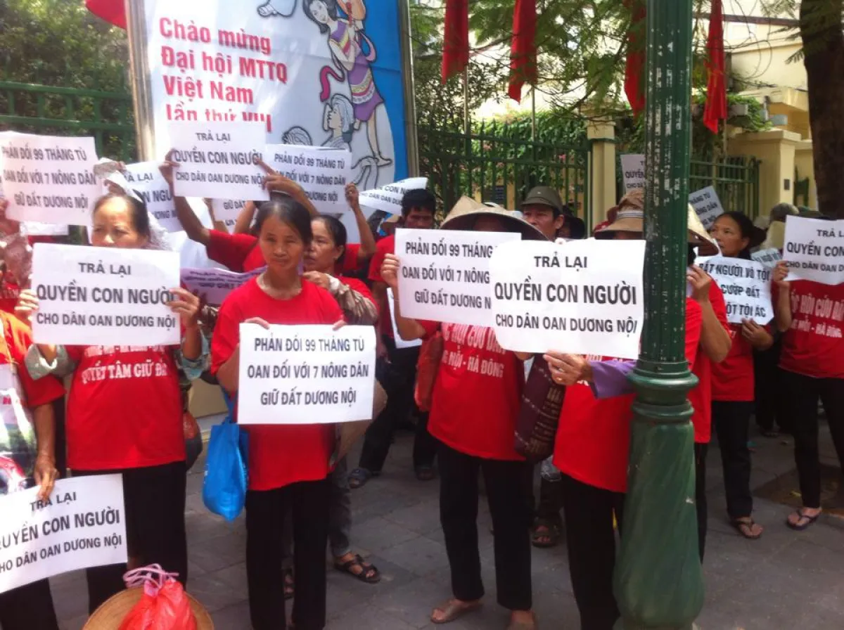 Die Bauer aus Duong Noi protestieren vor dem Sitz der Vietnamesischen Vaterlandsfront in Hanoi