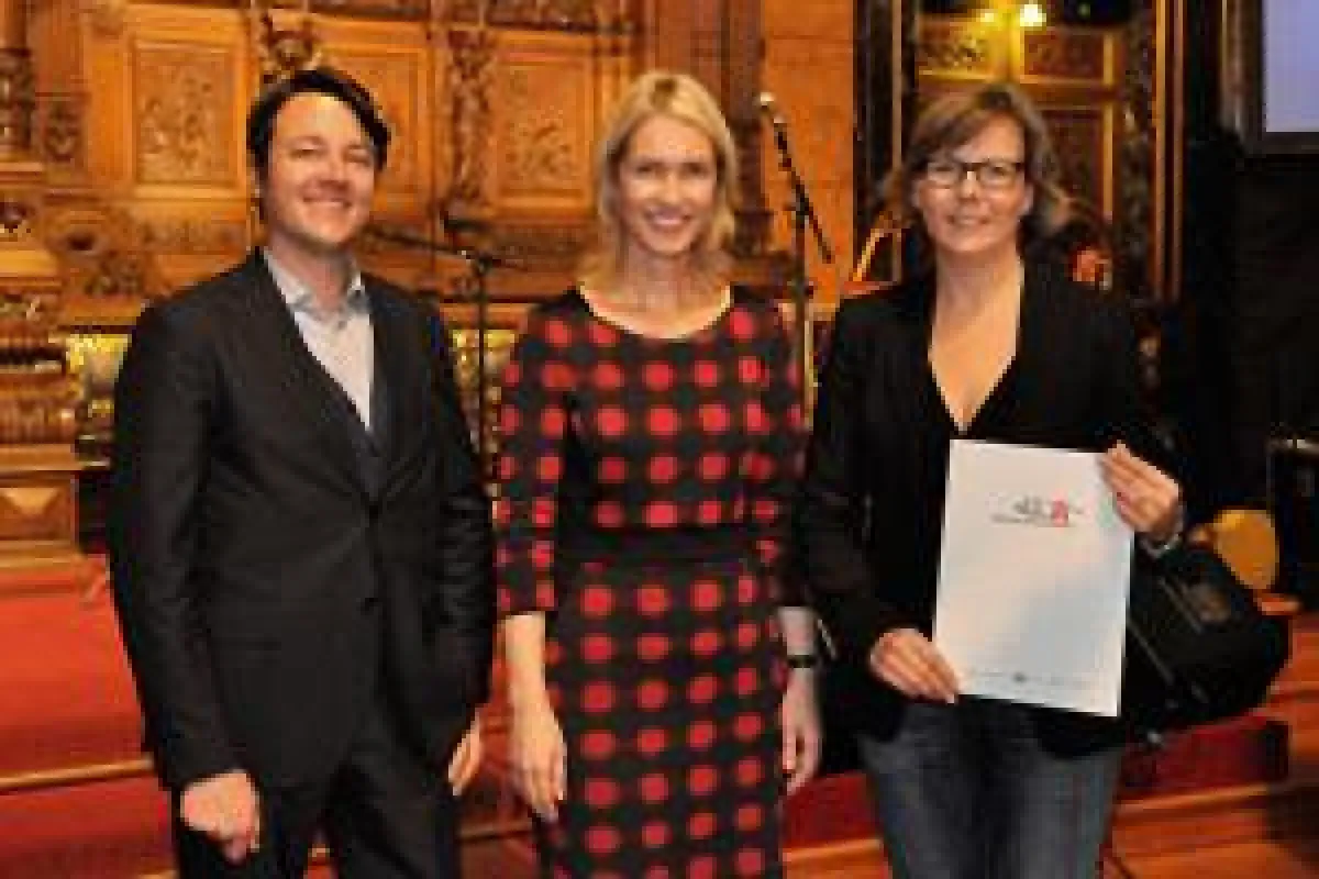 Bundesfamilienministerin Manuela Schwesig mit Levke Timmann und Tobias Kaiser von For Sale Digital