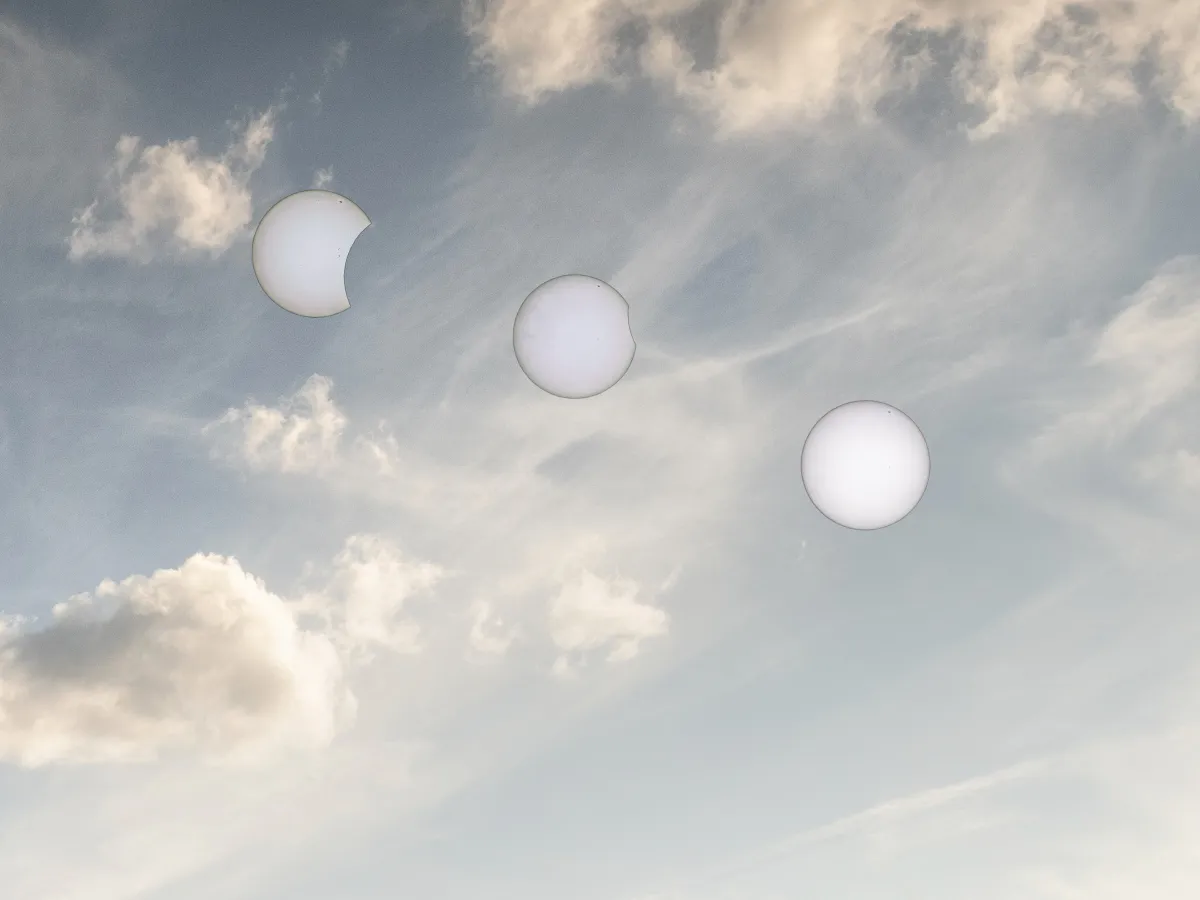 Verlauf einer partiellen Sonnenfinsternis am 29. März 2025 (© CellaPix)