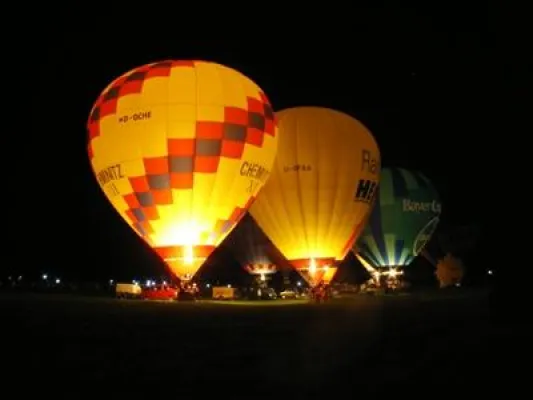 Bild: Im Naturpark Frankenwald können Mutige zu einer spannenden Fahrt über den Wipfeln abheben