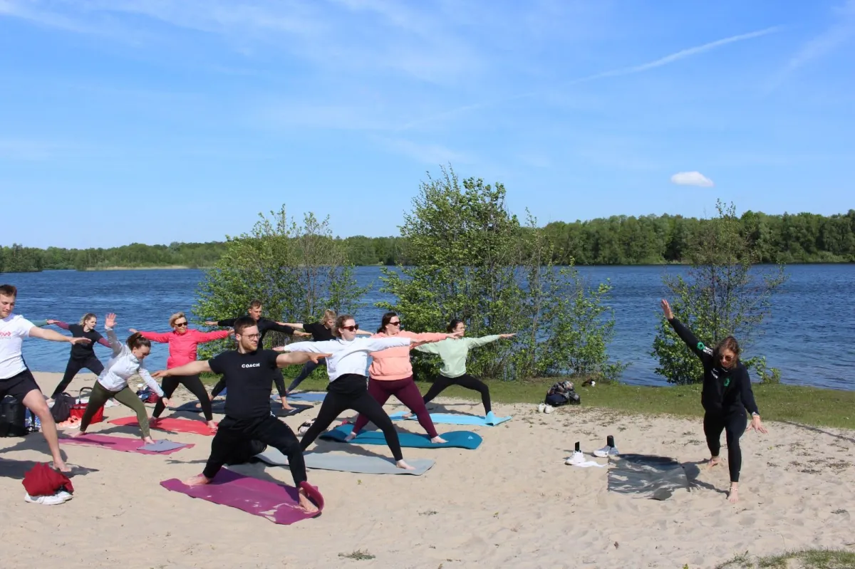 Beach-Yoga-Picknick Gronau 2023 (© Strong Partners)