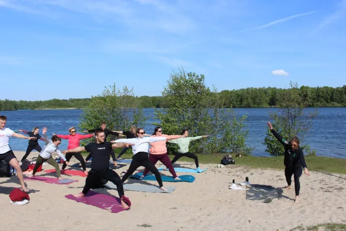 Bild: Beach Yoga Picknick von Strong Partners – Heimaturlaub am See