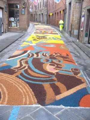 Bild: Infiorata di San Luigi Gonzaga, Meisterwerke aus Blütenblättern in Umbrien