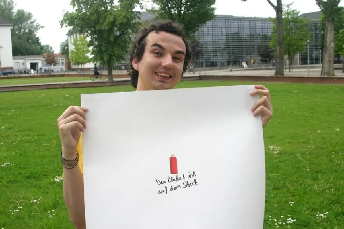 Frank Schießer präsentiert sein Plakat