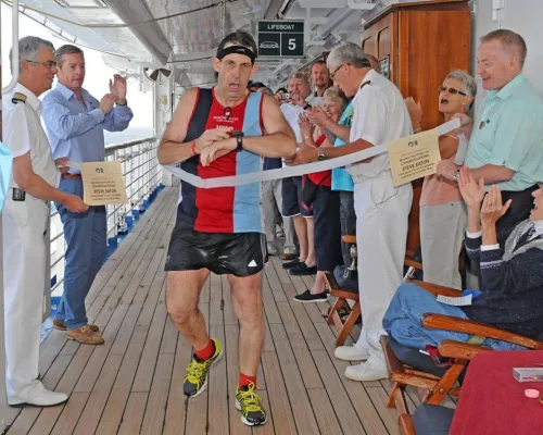 Bild: Erster Marathonlauf auf hoher See – Brite absolviert 70 Runden über schwankende Planken